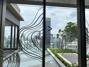 吉隆坡Crystal Suites at Axon Residence near Pavilion的从大楼欣赏到城市美景的窗户
