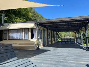 瓦莱德拉加努鲁伊Riverside Caravan的带遮阳篷和木甲板的停泊处