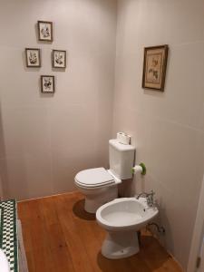 奥比多斯奥比多斯卡萨酒店的浴室配有白色卫生间和盥洗盆。