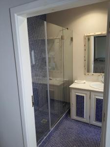奥比多斯奥比多斯卡萨酒店的带淋浴和盥洗盆的浴室