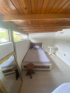 库库塔Hermosa Casa Campestre的一间小卧室,配有一张床和一张桌子