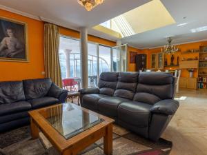里瓦斯-巴西亚马德里德米拉里奥巴西亚马德里度假别墅的客厅配有两张沙发和一张咖啡桌