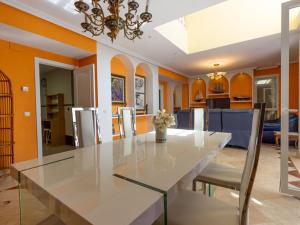 里瓦斯-巴西亚马德里德米拉里奥巴西亚马德里度假别墅的一间配备有白色桌椅的用餐室