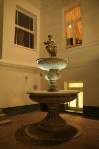 赛巴特班森布肯公园酒店的一个大喷泉在房间的中央
