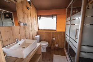 MtowabagaAfrica Safari Lake Natron的一间带水槽和卫生间的浴室