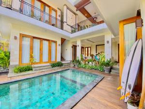 乌干沙Mandox Villa Bali的带阳台的房子内的室内游泳池