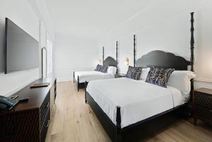 圣安东尼奥Fairmount Hotel的一间卧室配有两张床和一台平面电视