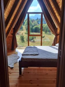 Motički GajVikendica 'Maša'的木屋内设有一间带大窗户的卧室
