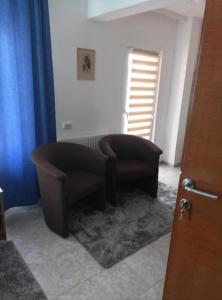 奥西耶克ARENA NIKIĆ的客厅配有沙发和椅子