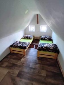PolevskoChata u Křupalů的阁楼间 - 带两张床