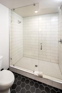 米苏拉The Wren的带淋浴和卫生间的浴室