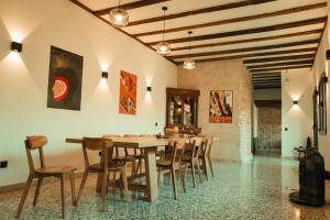 阿尔卡拉德荷那利斯Casa de los Mendoza - Casa Solariega en el casco histórico的一间带木桌和椅子的用餐室