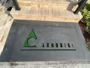巴亚马雷Casa Armoniei的人行道上带有箭头的金属标志