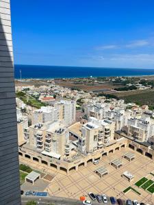 阿卡A modern apartment in Acre的城市的空中景观,建筑和海洋