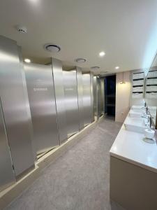 首尔Seoul Cube Jongro的浴室设有3个水槽和一排镜子