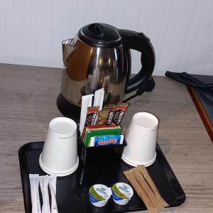 罗马诺富特罗马欧酒店的茶壶和茶杯托盘