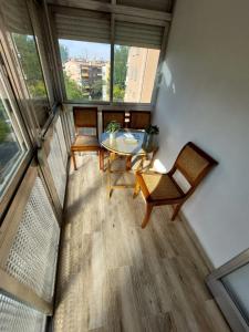 马德里Alia的客房设有桌椅和窗户。
