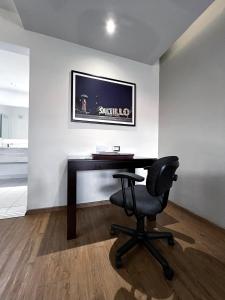 萨尔蒂约昆塔多拉达酒店&套房的办公室,办公室里配有桌子和椅子