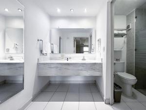 萨尔蒂约昆塔多拉达酒店&套房的白色的浴室设有2个盥洗盆和1个卫生间。