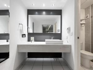 萨尔蒂约昆塔多拉达酒店&套房的白色的浴室设有水槽和镜子