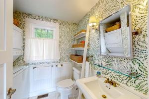 WestportPeriwinkle Cottage的一间带卫生间、水槽和窗户的浴室