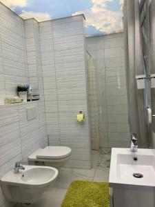 克拉根福KAISER'S Freundschaft的白色的浴室设有卫生间和水槽。