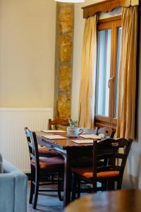 LefkimmiApolithomeno Dasos Holiday Villas的一间带木桌和椅子的用餐室