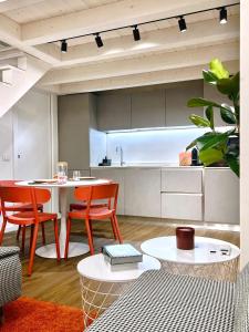 米兰Tarra Luxury Suite的厨房配有桌子、两把椅子和一张桌子