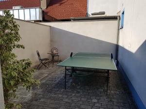 OslipFerienwohnung Knipp的庭院里绿桌,配有椅子