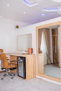 伊巴丹MONDEESTARS LUXURY HOME的客房设有书桌、椅子和镜子