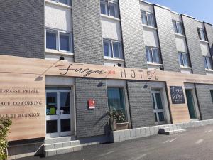 拉内斯泰尔Fuzei Hôtel Lorient-Lanester的大楼外墙与酒店