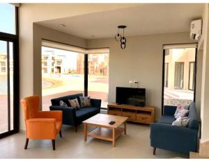 赫尔格达Emos Villa的客厅配有两张沙发和一台电视机