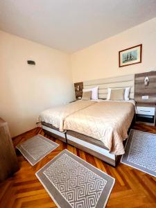 科拉欣茨勒酒店的一间卧室配有两张床和两块地毯。