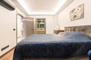伊斯坦布尔Luxury apartment in the heart of Nisantasi的一间带大床的卧室和一间浴室