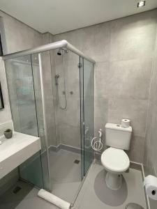 大坎皮纳Hotel do Vale的一间带卫生间和玻璃淋浴间的浴室