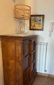 卡普拉科塔Duplex nuovo e grazioso的木柜顶上的玻璃花瓶
