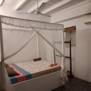 高尔Shoba Traveller's Tree的一间卧室配有一张带天蓬的床