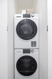 纽约SWJ G - Save on 2Day or more Stays 25min to Times Sq的客房内的洗衣机和烘干机