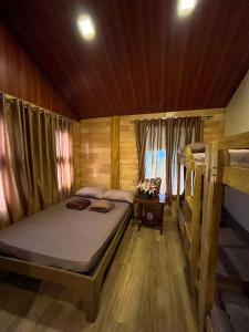 Manolo FortichDahilayan Comfy Cabin的一间小卧室,配有床和窗户
