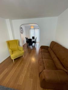 Redhill5 Holborn Spacious Home的带沙发和黄色椅子的客厅
