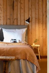 Sør-FronValseter的一间卧室配有一张木墙床