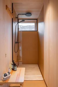 Sør-FronValseter的带淋浴的浴室和木桌