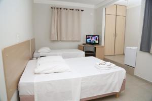 阿拉瓜里比格酒店的酒店客房设有两张床和电视。