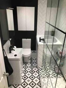 卡迪夫Perfectly Positioned Pad的浴室配有卫生间、盥洗盆和浴缸。
