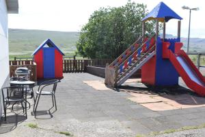 雷克霍特Grímsstaðir holiday home - Family friendly的一个带滑梯和桌椅的游乐场