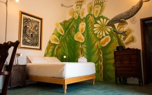 拉巴斯Casa Bahia的卧室配有一张床,墙上挂有绘画作品