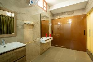 库塔兰Zamin Resort的一间带水槽和淋浴的浴室