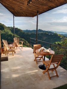 马尼萨莱斯Atardeceres del Cafe的庭院设有桌椅,享有美景。