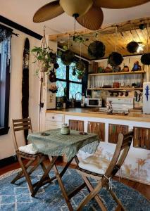 坦帕Cozy AF Jungle-House Hideaway的一间厨房,里面配有桌子和两把椅子