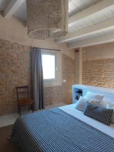 帕尔斯Mas Ferran Adults Only的一间卧室设有一张大床和一个窗户。